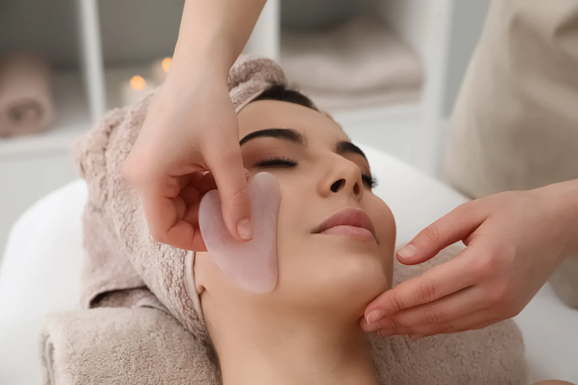 Tratamento facial com gua sha