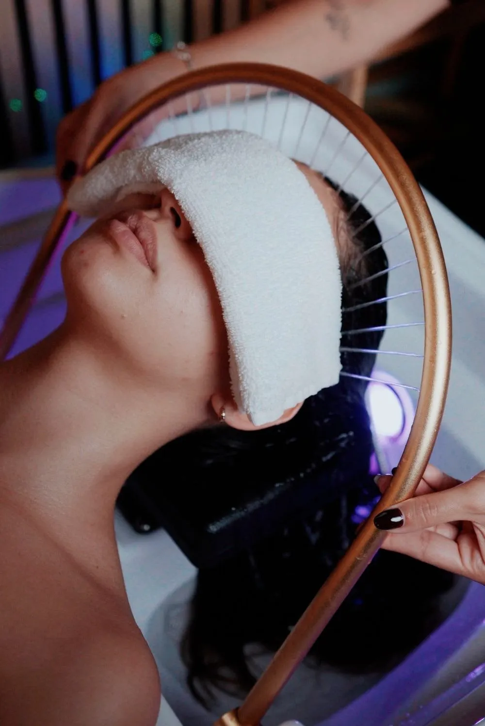 Sessão de Head Spa com luz terapêutica